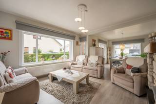 Perfect onderhouden woning rustig en centraal gelegen in het centrum van Heist-aan-Zee, met alle winkels en het station op wandelafstand. Een stevige woning met een mooie stadstuin en voldoende parkeerplaats op eigen terrein.<br /><br />Indeling: Inkomhal met de trap, een gezellige woonkamer voorzien van een haard en een ruime keuken met extra eetplaats achteraan. Verder op het gelijkvloers een praktische bergruimte/wasplaats en een gastentoilet. Achteraan geniet de woning van een aangename, onderhoudsvriendelijke stadstuin met een gunstige oriëntatie pal op het zuiden.<br /><br />De eerste verdieping omvat drie volwaardige slaapkamers en een moderne badkamer uitgerust met een inloopdouche en een tweede toilet.<br /><br />Als extra troef beschikt de woning over een ruime zolderverdieping met tal van mogelijkheden. Deze ruimte leent zich perfect tot het creëren van een royale master bedroom, hobbyruimte of bureauruimte.<br /><br />De buitenruimte is mooi, verzorgd en onderhoudsvriendelijk. De woning beschikt over een extra grote oprit met plaats voor 3 wagens en een aparte garage.<br /><br />Energielabel D dus geen renovatieplicht, overal dubbele beglazing, betonnen gewelven, rolluiken....<br /><br />Bezoeken? Neem contact op met Willem Cauwels op tel 050.89.27.70