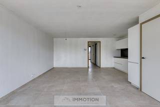 Boven de Albert Heijn winkel in de Kortrijkstraat te Zwevegem werd een kleinschalig woonproject met 4 moderne appartementen gerealiseerd.<br /><br />"Appartement 4" is een instapklaar appartement met 2 slaapkamers. Het combineert hedendaags comfort met een doordachte indeling: privaat tuintje/ terras, inkomhal, lichtrijke woonkamer met een open geïnstalleerde keuken die voorzien is van alle toestellen (AEG), nachthal, praktische berging, afzonderlijk toilet, badkamer met ligbad, douche en dubbele wastafel en 2 ruime slaapkamers.<br />Dit appartement met zonnige tuin en alle comfort staat klaar voor de eerste eigenaar!<br /><br />Duurzaamheid staat centraal, dit appartement is energiezuinig en futureproof dankzij de vloerverwarming, zonnepanelen, aluminium schrijnwerk en ventilatiesysteem type D.<br />Door het gebruik van deze innovatieve technieken behaalt het een E-peil van E30 of lager.<br /><br />De residentie biedt een afgesloten fietsenstalling, bezoekersparking en een gemeenschappelijke vuilnisberging.<br />Mogelijkheid tot aankoop van een grote gelijkvloerse garage.<br /><br />Er kan gekocht worden aan 6% BTW indien u voldoet aan de voorwaarden (o.a. eigen bewoning). Contacteer ons om hierover goed geïnformeerd te worden. <br />Voldoet ook aan alle vereisten voor een prima investering (verhuur)!<br /><br />Voor een persoonlijke afspraak of meer informatie kunt u rechtstreeks contact opnemen met Vincent op het nummer 0475 29 05 13 of stuur een mail naar vincent@immotion.be.