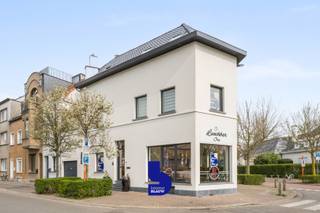 Op een schitterende hoeklocatie treffen we dit veelzijdige pand, ideaal voor wie wonen en werken wil combineren. Dankzij de centrale ligging, vlakbij een school, ziekenhuis, stadhuis en op korte afstand van het stadscentrum, geniet het handelspand van constante passage.<br /><br />De ruime garage vormt een extra troef en de toiletten voor het handelsgedeelte bevinden zich handig in de kelder. Het handelspand is efficiënt ingedeeld en biedt flexibiliteit: de ruimte kan modulair worden aangepast aan elke behoefte of activiteit.<br /><br />Het bovenliggende appartement is instapklaar en dankzij de hoekligging geniet het van een overvloed aan natuurlijk licht. De woonkamer straalt warmte uit, met prachtig afgewerkt parket en een gezellige haard die zorgt voor sfeervolle winteravonden. De volledig uitgeruste keuken is een droom voor iedere thuiskok en het ruime, zuidgerichte terras is een absolute plus.<br />Het appartement beschikt over drie zeer ruime slaapkamers, elk groot genoeg om als master bedroom te fungeren. De badkamer is uitgerust met zowel een bad als een douche, waardoor comfort en ruimte perfect samenkomen.<br /><br />Het volledige gebouw werd grondig gerenoveerd: het dak, de gevel en alle leidingen werden vernieuwd. Zowel het handelspand, het appartement als het gebouw zelf verkeren in uitstekende staat.<br /><br />Het EPC heeft een vertekend beeld, doordat de eigenaar zelf aannemer is zijn er geen facturen van de dakisolatie waardoor op het EPC werd opgenomen dat er geen isolatie in het dak of in de gevel zit wat niet strookt met de realiteit. <br /><br />Een ideale investering voor ondernemers die wonen en werken willen combineren, of voor investeerders die op zoek zijn naar een hoog huurrendemen ( +/- 7% bruto huurrendement mogelijk). Dit is een buitenkans om een pand van topkwaliteit te bemachtigen op een toplocatie.