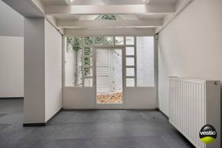 Dit charmante handelspand, gelegen in de Ridderstraat, maakt deel uit van vastgesteld bouwkundig erfgoed en geniet een absolute topligging tussen...