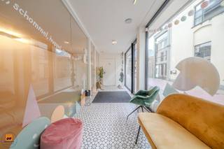 Dit commerciële kantoor is gelegen in een half open bebouwing in het centrum van Evergem. Tal van mogelijkheden tot openbaar vervoer, gratis parkeren en heel wat zichtbaarheid zijn reeds aanwezig. Met een EPC-waarde van 99 en een energielabel A, is dit kantoor heel energiezuinig,<br /><br />Het kantoor zelf is ruim en licht, waardoor het een prettige werkomgeving biedt. Met ruimtes zoals een wachtplaats, oefenruimte/kantoorruimte, 2 afzonderlijke bureau's en een kitchenette, is dit kantoor van alle gemakken voorzien. <br /><br />De ligging in het centrum van Evergem biedt de mogelijkheid om gebruik te maken van de lokale voorzieningen, zoals winkels, restaurants en andere bedrijven. Dit maakt het kantoor niet alleen een fijne werkplek, maar ook een strategische locatie voor commerciële doeleinden.<br /><br />Vrij vanaf 01/09/2026. <br /><br />Meer informatie gewenst over de mogelijkheden? <br />Contacteer ons gerust verder via immovercruysse.verkoop@gmail.com of 0472/98.16.29.