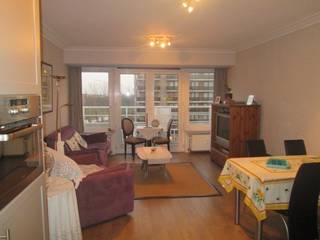 Dit ruime appartement van 95 m2 bevindt zich in de bruisende badplaats Oostende. Het appartement beschikt over drie slaapkamers, ideaal voor een gezin of voor mensen die graag gasten ontvangen. Het is gelegen in de residentie VERA CRUZ, een gebouw at teeds een gevelrenovatie in crepi onderging enkele jaren geleden..<br /><br />Het appartement heeft een EPC-waarde van 157kwh/m2 . Nieuw epc van 20 maart 2026.<br />Nieuwe verwarmingselementen in de slaapkamers, collectieve verwarming. Heel energiezuinig!<br /><br />De ligging van het appartement is een groot pluspunt. Het bevindt zich op wandelafstand van het strand, de winkels en het openbaar vervoer. Ook de gezellige dijk van Oostende is vlakbij, waar je kan genieten van een heerlijke wandeling of een drankje op een terras.<br /><br />Kortom, dit appartement in Oostende is ideaal voor wie op zoek is naar een ruime woonst op een toplocatie.