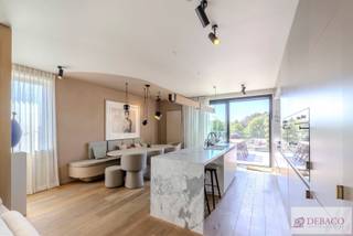 Debaco Immobiliën presenteert dit uitzonderlijk appartement waar ruimte, luxe en verfijning naadloos samenvloeien. Met een bewoonbare oppervlakte van circa 220 m², drie royale terrassen en een hoogwaardige afwerking tot in de kleinste details, biedt deze exclusieve residentie een unieke woonervaring op een uitstekende locatie, vlakbij het bruisende centrum van Leuven. <br /><br />Van zodra u het appartement betreedt, wordt u ondergedompeld in een gevoel van elegantie, luxe en exclusiviteit! <br /><br />De indrukwekkende leefruimte, afgewerkt met een warme parketvloer en een stijlvolle gashaard, vormt het kloppende hart van het appartement. Aansluitend bevindt zich de luxueuze open keuken, volledig uitgerust met kwalitatieve en hedendaagse toestellen en afgewerkt met oog voor detail. De ruime eetplaats vormt de ideale setting voor gezellige diners en stijlvolle ontvangsten en maakt het geheel compleet. <br /><br />Vanuit de leefruimte bereikt u het eerste royale terras, waar u in alle rust kunt genieten van een exclusieve buitenbeleving. Hier is voldoende ruimte voorzien voor zowel een stijlvolle lounge als een volwaardige buiteneetkamer. <br /><br />Het appartement beschikt over zes volwaardige slaapkamers, die stuk voor stuk een aangename rust uitstralen en afgewerkt zijn met kwalitatieve vast tapijtbekleding. <br /><br />De absolute blikvanger is de mastersuite. Deze ruimte beschikt over een elegant bureaugedeelte, een royale dressing en een luxueuze ensuite badkamer met een ruime inloopdouche, een dubbel lavabomeubel en een afzonderlijk toilet. Vanuit de mastersuite geniet u bovendien van een rechtstreekse toegang tot twee bijkomende terrassen, waardoor u op elk moment van de dag kunt genieten van zon, rust en privacy. <br /><br />De nachthal biedt vervolgens toegang tot een praktische wasberging, twee afzonderlijke gastentoiletten en twee badkamers. <br /><br />Bij dit appartement horen ook drie privatieve autostaanplaatsen in de ondergrondse parkeergarage en twee ruime kelderbergingen. Het appartement is comfortabel bereikbaar via de lift. <br /><br />Troeven: <br />+ Exclusief high-end appartement<br />+ Hoogwaardige en luxueuze afwerking<br />+ Royale leefruimte met luxueuze keuken<br />+ 6 slaapkamers <br />+ Mastersuite met dressing en ensuite badkamer <br />+ 3 ruime terrassen <br />+ 3 privatieve ondergrondse staanplaatsen <br />+ EPC label A - EK conform <br />+ Uitstekende locatie te Leuven<br /><br />Hebt u interesse in dit exclusief appartement te Leuven? <br />Contacteer ons via info@debaco.be of bel ons op 014/73.77.77 voor een bezoek ter plaatse!