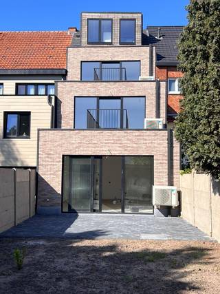 In een centraal gelegen nieuwbouwproject met 3 appartementen wordt dit duplex éénslaapkamerappartement op de tweede en derde verdieping afgewerkt tegen juni 2026. Het lichte, energiezuinige appartement beschikt over vloerverwarming en zonnepanelen en wordt afgewerkt met kwaliteitsvol materiaal. Vanuit de hal toegang naar de apart gastentoilet,  ruime woonkamer met open keuken (alle inbouwtoestellen voorzien). Terras met  zuid- zuidwest oriëntatie. Binnentrap naar slaapkamer en badkamer met douche badmeubel en extra toiulet op bovengelegen verdieping. Geen lift. Provisie gemeenschappelijke kosten 25 euro per maand. Alle winkels en diensten op loopafstand. Voor verdere informatie of een plaatsbezoek kan u contact opnemen via info@batimmo-vastgoed.be