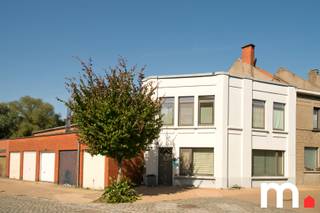 Deze centraal gelegen woning bevindt zich in een aangename en rustige omgeving, met alle voorzieningen binnen handbereik. Scholen, winkels,...