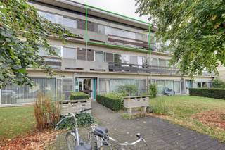 <p><span>Cet </span><span>appartement lumineux</span><span> est situé à </span><span>Kontich.</span><span>… </span><span> </span> T<span> out ce dont vous avez besoin est à </span><span>portée de main : </span><span>le centre de Kontich, les transports publics, les écoles, les routes d'accès, les magasins, etc. Un atout supplémentaire est la </span><span>connexion facile à</span><span>l'autoroute E19 Anvers-Bruxelles.</span></p><p><span> </span></p><p><span>L'appartement est situé au </span><span>deuxième et plus haut étage</span><span>. </span><span> On entre dans l'appartement par le </span><span>hall d'entrée.</span><span>A l'avant</span><span> de l'appartement se trouve l'</span><span>espace de vie lumineux</span><span> et la </span><span>cuisine. </span><span>La cuisine est équipée d'un réfrigérateur, d'un four, d'une cuisinière, d'une hotte, d'un lave-vaisselle et d'un évier. L'espace de vie et la cuisine donnent tous deux accès à la </span><span>terrasse. </span></p><p><span> </span></p><p><span> À l'</span><span>arrière</span><span> se trouvent les </span><span>deux chambres à coucher</span><span>. </span><span> La </span><span>salle de bains</span><span> est équipée d'une douche à l'italienne, d'un lavabo et d'un lave-linge. Il y a également des </span><span>toilettes séparées</span><span> et un grand </span><span>espace de rangement</span><span>. </span><span> Enfin, un </span><span>box de garage est inclus dans le</span><span> loyer.</span><span> L'appartement est </span><span>prêt à être emménagé et </span><span>a été </span><span>récemment rénové. </span></p><p><span> </span></p><p><span>Aménagement</span></p><p><span>- hall d'entrée </span></p><p><span>- <br /> salon et salle à manger lumineux - cuisine</span></p><p><span>- chambre à coucher 1</span></p><p><span>- <br /> chambre 2 - terrasse</span></p><p><span>- <br /> salle de bains - toilettes séparées</span></p><p><span>- <br /> rangement - garage box<br /><br /></span></p><p><span>Détails de l'appartement</span></p><p><span>-<br /> disponible immédiatement - très économe en énergie avec pompe à chaleur</span></p><p><span>- provision 60 euro/mois (y compris paiement anticipé de l'eau), à partir d'une troisième personne 25 euro seront ajoutés</span></p><p><span>- compteur séparé pour l'électricité</span></p><p><span> </span></p><p><span>ïVous êtes intéressé par cet appartement à louer à Zwijndrecht, vous êtes à la recherche d'un autre bien immobilier ou vous souhaitez connaître la valeur de votre bien ? Dans ce cas, BOLT immo est l'endroit idéal pour vous ! Nous nous ferons un plaisir de vous aider.</span></p><p><span> </span></p>