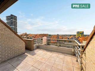 Dit lichtrijke appartement te koop in Knokke-Heist combineert een uitstekende ligging met modern wooncomfort. Gelegen op de hoek van de Kardinaal Mercierstraat en de Elizabetlaan, geniet u hier van een centrale locatie vlakbij het Heldenplein, diverse winkels, het openbaar vervoer en het strand van Heist. Het absolute hoogtepunt is de lichtrijke leefruimte die naadloos aansluit op een zonnig en ruim terras. Vanop dit terras profiteert u van een prachtig, open zicht op het omliggende Hinterland, ideaal om te ontspannen.<br /><br />Het appartement beschikt over een ruime slaapkamer, een ingerichte keuken en een badkamer voorzien van een inloopdouche en een dubbele wastafel. <br /><br />Daarnaast is er gedacht aan extra opslagruimte met een praktische berging in het appartement zelf en een gemeenschappelijke fietsenberging in het gebouw.<br /><br />Mogelijkheid tot de aankoop van een autostaanplaats vlakbij het appartement.<br /><br />Ideaal voor wie op zoek is naar een tweede verblijf of investering in Knokke-Heist! <br /><br /><br /><br />De eigendom wordt aangeboden via de Pre-sale formule. Van 18/07/2026 om 10:00 tot 15/08/2026 om 16:00 kan u de woning op afspraak komen bezichtigen en een bod uitbrengen. De vermelde prijs is een instelprijs. Voor meer info, gelieve contact op te nemen met de dossierverantwoordelijke.<br /><br />Bestuursmaatregelen in het maatregelenregister: nee
