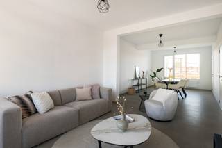 <strong><strong>Vernieuwde energiezuinige woning in Muizen met oprit, 3 slaapkamers, garage en zonnige tuin.<br /><br /></strong></strong>
<p>Op wandelafstand van het station van Muizen vindt u deze stijlvolle gerenoveerde woning. <br />Dankzij de nabijheid van belangrijke invalswegen, scholen, openbaar vervoer en lokale handelaars, combineert deze woning een centrale ligging met verrassend veel ruimte en comfort.<br /><br />De woning werd in 2026 volledig en kwalitatief gerenoveerd en is helemaal klaar voor zijn nieuwe bewoners.<br /><br />Op het gelijkvloers kom je binnen in de inkomhal, met toegang tot een apart gastentoilet, een ruime wasruimte en maar liefst twee garages van ca. 21 m². Ideaal voor wagens, fietsen, extra bergruimte of een hobbyruimte.<br /><br />Een verdieping hoger bevindt zich de ruime en lichtrijke leefruimte, met aansluitend een aparte, volledig geïnstalleerde keuken met toegang tot het balkon. Ook de badkamer bevindt zich hier en werd modern ingericht met een douche, lavabo, enkele lavabo en toilet.<br /><br />Op de tweede verdieping wachten drie aangename slaapkamers, elk met voldoende ruimte. <br /><br />Ook buiten heeft deze woning heel wat te bieden. Je geniet er van een gezellige buitenruimte met een handige achterpoort die rechtstreeks toegang geeft tot de achterliggende Karolingenstraat.</p>
<p><strong><br />Kortom: een instapklare, moderne woning met ruimte, comfort én een uitstekende ligging.</strong></p>
<p><br />Interesse om deze woning zelf te ontdekken? Neem contact met ons op via 015 68 26 08 of info@imperiavastgoed.be en plan je bezoek!</p>