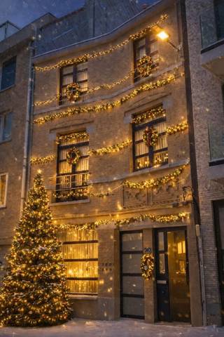 Uitzonderlijk grote woning met een bewoonbare oppervlakte van meer dan 280m² plus  een zuidgericht terras van 58m².<br />Dit  instapklare huis beschikt over 6 slaapkamers/bureau ruimtes, en is gelegen in het centrum van Heist, dichtbij alle winkels en op 100m van de Zeedijk.<br /><br />Geschikt voor verschillende doeleinden zoals vrij beroep (kantoor/praktijk ruimtes apart bereikbaar), B&amp;B, kangoeroewoning of als  zeer grote woonst...