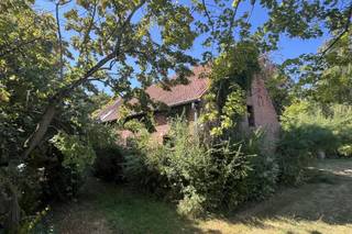 Charmante, op te knappen hoeve met ruim bijgebouw. In een landelijke omgeving op een perceel van 8374 m². Met ruime tuin en bijhorend weiland. In een aparte setting met mooi zicht op het rondom gelegen natuurgebied. Gelegen ACHTER de befaamde Zuuthoeve (nr 44) en bereikbaar via de servitudeweg langsheen de paardenweiden. <br />Indeling <br />GLV – riante inkomhal met rechts meteen toegang tot de eetkamer met aansluitend de keuken, de ruime vintage woonkamer en de badkamer. Links in de inkomhal is er een wasplaats, een berging en de authentieke stal, die na volledige afwerking een prachtige ruimte zal worden. <br />Bovenverdieping – via de nachthal hebt u direct toegang tot 3 ruime slaapkamers en de gigantische zolder die zoals de stal helemaal afgewerkt moet worden. <br />Het bijgebouw (ca. 136 m²) wordt gebruikt als atelier/opslagplaats en overdekte parking. <br />Kenmerken<br />- Agrarisch gebied<br />- Weiland 7234 m²<br />- Ruime tuin met boomgaard<br />- 2 Gebouwen (= 400 m² vloeroppervlakte)<br />- Te renoveren - maar geen renovatieplicht!<br />- Niet-asbestveilig<br />- Hoofd- én bijgebouw met mogelijkheden <br />Waar u zich ook bevindt in beide gebouwen de voeling met de natuurlijke omgeving is altijd aanwezig.<br />Deze charmante hoeve combineert ruimte, rust en landelijkheid op een unieke plek in Lier.<br />Ontdek deze hoeve reeds via onze 360°-tour op www.avantivastgoed.be<br />Wordt dit misschien uw nieuwe thuis? Bel 0479 01 00 00 of mail info@avantivastgoed.be