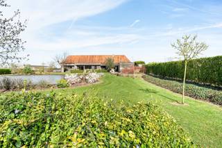 <p>Unieke hoeve met horeca, op idyllische toplocatie in Mont-de-L’Enclus. <br /><br />Droomt u van rust, ruimte en een adembenemend uitzicht op het groen? Dan is deze uitzonderlijk gelegen hoeve precies wat u zoekt. Verscholen midden in de natuur en bereikbaar via een charmante oprijlaan, ervaart u hier elke dag het ultieme gevoel van thuiskomen.<br /><br />Charmante hoeve bestaande uit een grote parking, leuk restaurantgedeelte met keuken en voorraadruimte + charmante binnenkoer met terras, een instapklare gerenoveerde woning uitgevend op de prachtige tuin met open zicht, een extra bijhuis met potentieel (co-house/vakantiewoning/B&B-mogelijkheid). <br /><br />Indeling woonhuis: inkomhal met gastentoilet, ruime, lichtrijke keuken met ontbijthoek en een prachtig zicht op de tuin, eetkamer en een gezellige woonkamer. Op het gelijkvloers bevindt zich bovendien een slaapkamer met eigen douchekamer – ideaal voor wie gelijkvloers wil wonen.<br />Zolderruimte van maar liefst 240 m², die volledig naar eigen wens kan worden ingericht: extra slaapkamers, een bureau, hobbyruimte of zelfs een studio behoren tot de mogelijkheden.<br />2de vleugel van het gebouw: = 2de wooneenheid (mits renovatie) – perfect voor kangoeroewonen, een praktijkruimte of een investering.<br /><br />Buiten geniet u van een grote, volledig omheinde tuin, een ruime privéparking en een charmante vijver die perfect aansluit bij het landelijke karakter van het geheel.<br /><br />Groene omgeving met tal van wandel- en fietsroutes, zeldzaam aanbod op een unieke locatie. <br /><br />Kortom, deze eigendom combineert charme, ruimte en eindeloze mogelijkheden op een plek waar u elke dag tot rust komt.<br /><br />Bezoek na afspraak met Immo Beguin: info@immobeguin.be</p>