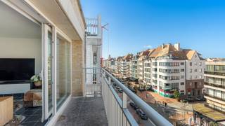 Situé du côté ensoleillé de la Lippenslaan, à distance de marche de la mer et de la plage, nous vous proposons à la vente ce spacieux appartement (97m²) économe en énergie, avec terrasses à l’avant et à l’arrière, situé au quatrième étage. L’appartement a été fini avec des matériaux de très haute qualité et durables, et se trouve dans une résidence élégante. Idéalement situé au cœur animé de Knokke, vous profitez de tout le confort avec de nombreux commerces, restaurants et commodités à proximité.<br /><br />Disposition :<br />Hall d’entrée avec toilette invités, vaste séjour lumineux avec accès à une terrasse ensoleillée, cuisine entièrement équipée de haute qualité, débarras/buanderie, deux chambres à coucher complètes, deux salles de bains, deuxième terrasse à l’arrière.<br /><br />Cave privative et local à vélos.<br /><br />Visites ? Sur rendez-vous avec Avantimmo au 050 62 50 55.