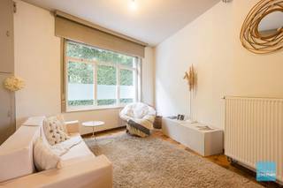 Te koop in Lede : instapklare woning nabij winkels (bakkerij, slager en apotheek op wandelafstand) en station.<br />Woning met gezellig tuintje en terras, achteraan bereikbaar via een voetweg achter het perceel. Je hoeft dus nooit door de woning met fiets of vuilnis. <br />Gelijkvloers vind je inkomhal, woonkamer, keuken met alle inbouwtoestellen en badkamer met douche en toilet.<br />Boven zijn er 3 ruime slaapkamers met centrale verwarming. De wachtleidingen liggen klaar om ook op zolder centrale verwarming te plaatsen. De ruime zolder kan nog ingericht worden voor 1 of 2 extra slaapkamers.<br />Deze woning heeft dubbele beglazing, dak volledig geïsoleerd en overal centrale verwarming op gas. <br />Prijs exl achtergelegen garage.<br />Graag een bezoek : 052 52 80 30 - info@goemanvastgoed.be