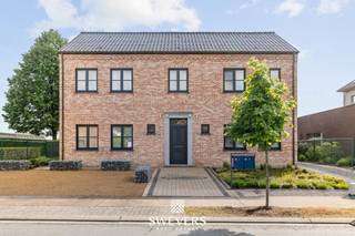 Voor meer info en foto’s, surf naar www.swevers.be – Deze instapklare open bebouwing in de Volksstraat 28A in Diepenbeek biedt uitzonderlijk...