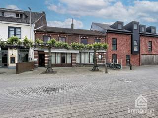 PLUSPUNTEN:<br />+ perceeloppervlakte: 215 m²<br />+ bruikbare vloeroppervlakte: 259 m²<br />+ toplocatie te Bree<br />+ handelspand met woonst<br />+ mogelijkheid tot horeca met woongelegenheid<br />+ woonruimte met potentieel voor 3 slaapkamers<br /><br />ALGEMEEN:<br />Dit handelspand met woonst, gelegen op een absolute toplocatie aan het Stift in Bree, biedt een unieke kans voor ondernemers, investeerders of handige renovators die op zoek zijn naar een eigendom met tal van mogelijkheden. Dankzij de centrale ligging geniet het pand van een uitstekende visibiliteit en een vlotte bereikbaarheid, wat het bijzonder interessant maakt voor commerciële activiteiten of horeca-uitbating.<br /><br />De eigendom combineert een handelsruimte met een bovenliggende woonst, waardoor wonen en werken perfect gecombineerd kunnen worden. Zeker voor wie droomt van een eigen horecazaak of handelsactiviteit met woongelegenheid ter plaatse, vormt dit pand een bijzonder interessante opportuniteit.<br /><br />De woonst boven het handelsgedeelte is momenteel ingericht met een opslagruimte, dressing, leefruimte, slaapkamer, badkamer en zolderruimte. Dankzij de beschikbare oppervlakte en indeling biedt deze verdieping echter heel wat potentieel om volledig naar eigen wensen te herinrichten. Zo bestaat de mogelijkheid om een comfortabele woonentiteit te creëren met onder andere drie slaapkamers en een ruime leefruimte.<br /><br />Hoewel het pand gerenoveerd dient te worden, biedt dit net de kans om het volledig naar eigen smaak, stijl en behoeften af te werken. Met de juiste visie kan deze eigendom opnieuw uitgroeien tot een aantrekkelijke handelszaak met een aangename woonst op een strategische locatie in het centrum van Bree. De combinatie van ligging, mogelijkheden en polyvalente ruimtes maakt dit een eigendom met bijzonder veel potentieel.<br /><br />Het Stift staat gekend als een karaktervolle en levendige omgeving met een aangename sfeer en een vlotte verbinding naar omliggende voorzieningen. Winkels, horeca en andere faciliteiten bevinden zich op korte afstand, wat de commerciële aantrekkingskracht van deze locatie extra versterkt.<br /><br />Kortom, een eigendom boordevol mogelijkheden voor wie op zoek is naar een handelspand met woonst op een toplocatie en dit volledig naar eigen visie wil transformeren.<br /><br />INDELING:<br />-1: kelder<br />+0: inkomhal, handelsruimte, toilet, keuken, berging, koelcel, terras<br />+1: nachthal, berging, 2 slaapkamers, badkamer<br />+2: zolder<br /><br />FINANCIERING:<br />Een succesvolle vastgoedtransactie begint met een goede voorbereiding. Wij adviseren kandidaat-kopers om hun financiële mogelijkheden tijdig in kaart te brengen, zodat zij met de nodige zekerheid en vertrouwen kunnen handelen wanneer de juiste opportuniteit zich aandient.<br /><br />VERKOPEN OF VERHUREN MET EEN STRATEGISCHE AANPAK?<br />Dankzij het vertrouwen van onze klanten en onze sterke marktpositie zijn wij voortdurend op zoek naar kwalitatieve eigendommen. Overweegt u te verkopen of te verhuren? Ontdek vrijblijvend onze persoonlijke aanpak en hoe wij uw eigendom optimaal positioneren om de juiste doelgroep te bereiken.<br /><br />ALS EERSTE OP DE HOOGTE VAN NIEUW AANBOD:<br />De beste eigendommen worden vaak gevonden vóór ze breed beschikbaar zijn. Schrijf u vrijblijvend in via onze website en ontvang nieuw aanbod dat aansluit bij uw wensen en zoekcriteria.<br /><br />UW VASTGOED, ONZE EXPERTISE:<br />Elke eigendom verdient een persoonlijke strategie. Met een combinatie van marktkennis, professionele presentatie, actieve klantenbenadering en een sterk netwerk begeleiden wij onze klanten naar een succesvol resultaat.<br /><br />PERSOONLIJKE SERVICE, PROFESSIONELE BEGELEIDING:<br />Een vastgoedbeslissing vraagt een doordachte aanpak. Ons ervaren team staat klaar om u persoonlijk te adviseren en te begeleiden bij elke stap. Contacteer ons via +32 89 87 03 67 of via info@immosign-plus.be.