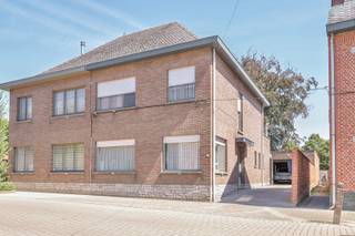 Deze charmante halfopen bebouwing heeft alles in huis om uit te groeien tot de ideale gezinswoning. Dankzij de ruime garage en de lange oprit is parkeren nooit een probleem en geniet u meteen van een extra praktisch voordeel. Binnen wordt u verwelkomd in een gezellige woonkamer die naadloos overgaat in de bijzonder ruime leefkeuken aan de tuinzijde. Aansluitend bevinden zich een praktische wasplaats en een apart gastentoilet. De aangename veranda is zonder twijfel de perfecte plek om het hele jaar door te genieten van het prachtige uitzicht op de verzorgde tuin, waar rust, groen en privacy centraal staan.<br />Op de eerste verdieping vindt u drie volwaardige en ruime slaapkamers, ideaal voor een gezin of voor wie extra ruimte wenst voor een bureau of hobbykamer. Bovendien beschikt de woning over een ruime zolder die tal van mogelijkheden biedt om extra woonruimte te creëren, volledig volgens uw eigen wensen.<br />Deze woning combineert een uitstekende ligging in het centrum van Hingene met verrassend veel ruimte en een praktische indeling.  Laat u verrassen door het potentieel van deze leuke gezinswoning en plan vandaag nog uw bezoek. Deze woning is absoluut een bezoek waard!