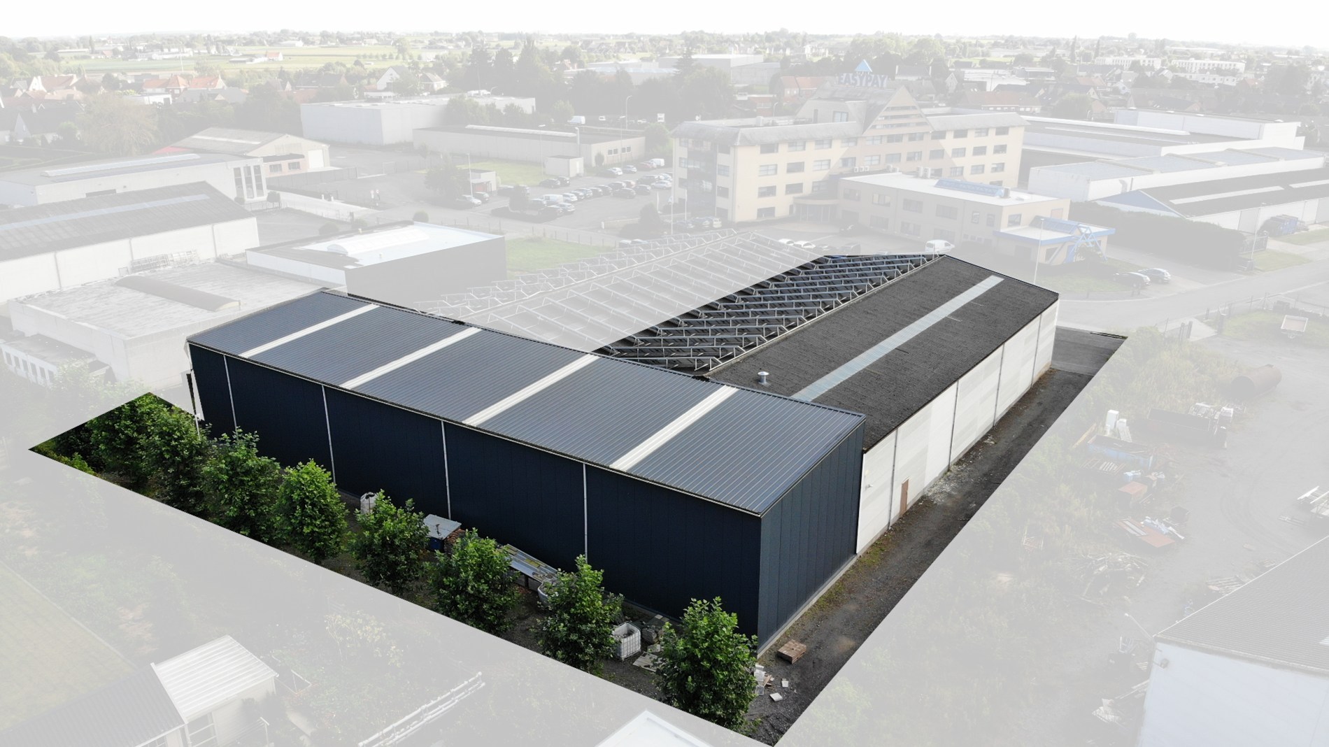 Grote loods (1195m²) met diverse mogelijkheden in een industriezone. - foto 2