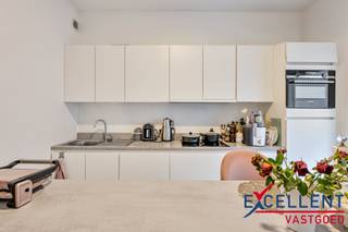 Op een boogscheut van het bruisende centrum van Kortrijk vinden we deze charmante en instapklare woning, die in 2021 volledig werd gerenoveerd met...