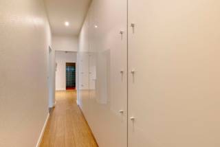<p><strong>Uitzonderlijk gelijkvloers appartement met 4 slaapkamers, 3 badkamers en overdekt terras met tuintje. Ook een ruime en hoge garage is aanwezig. EPC Label-B - elektriciteit conform<br /><br />Ligging</strong>: Gelegen in het centrum van Westmeerbeek met alle faciliteiten (shopping park, openbaar vervoer,…) in de directe omgeving. Met een zeer goede verbinding naar omliggende gemeentes. Tevens is er een goede verbinding naar E313 (17min.) en E314 (20min.)<br /><br /><strong>Indeling</strong>: zie foto plan</p>
<p><strong>Omschrijving</strong>: Het appartement geniet van riante ruimtes en is doorheen de tijd volledig en grondig gerenoveerd. De leefruimte omvat een grote woonkamer met aansluitend een zeer ruime keuken van ca. 35 m². De keuken is volledig geïnstalleerd, zeer praktisch en staat in verbinding met het overdekte terras en bijhorend tuintje. Verder beschikt het appartement over vier volwaardige slaapkamers waarvan er drie een eigen badkamer hebben. De grootste badkamer betreft een echte wellness badkamer met luxe regendouche, bad, een tweede toilet en dubbele lavabo. <br />Buiten beschikt het appartement over een werkhuis of garage van 35 m² en is de inrit afsluitbaar met een automatische poort.<br />Ideaal voor starters, kleine gezinnen, uitbollers,...</p>
<p><strong>Extra:<br /></strong>- EPC: 166 kWh/m²/jaar<br />- ruime garage of werkhuis<br />- elektriciteit conform<br />- verkoop onder registratierechten<br /><br /><strong>Bijzondere informatieplicht:</strong> in aanvraag.</p>