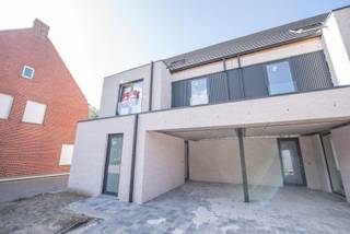 Een weldoordacht project van 3 knappe, ruime woningen in volle centrum vlakbij handelszaken, scholen en openbaar vervoer. Duurzaam en ecologisch gebouwd met een perfecte zuidwest oriëntatie. Iedere woning heeft minimum 3 slaapkamers en kan worden voorzien van een 4de en zelfs 5de slaapkamer (op de zolderverdieping).<br /><br />Energiezuinige woningen dankzij o.a. vloerverwarming, warmtepomp en zonnepanelen.<br />Wij zorgen voor de volledige afwerking met hoogwaardige materialen door vakmensen uit de buurt: zelfs de opritten, terrassen, tuinhuizen, wadi's, carports en extra parkeerplaatsen worden voorzien. Afwerkingsmaterialen kunnen worden gekozen naar eigen smaak.<br />Hierover vindt u meer info in ons lastenboek.<br />Wenst u het lastenboek, overzicht kosten en de plannen te ontvangen? Graag mailen naar sylvie@immoroba.be.<br /><br />Aankoop met 6% BTW mogelijk, ook voor investeerders!