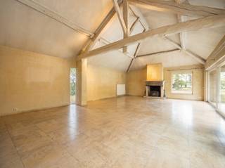 <p><strong>Op te frissen Vlassak Verhulst villa met 3 slaapkamers en 2 badkamers gelegen op een prachtig domein van maar liefst 6799m² vlakbij de oprit van de E313 in Geel. EPC: C, 247kWh/m²jaar<span><br /></span><br />Ligging: </strong>Deze prachtige Vlassak Verhulst villa is gelegen op een uitzonderlijke locatie in Geel, kortbij de oprit van de E313 en toch midden in het groen. Omgeven door een prachtig bomenbestand, woon je hier in een uniek decor met volledige privacy. Ondanks de idyllische ligging zijn Antwerpen en Hasselt vlot bereikbaar, waardoor de combinatie van rust en bereikbaarheid ideaal is.</p>
<p><strong>Indeling:</strong> private oprit • inkomhal • toilet • leefruimte • eetkamer • keuken • bureau • 3 slaapkamers • 2 badkamers • terras • tuin • zolder • kelder • tuinhuis<br /><strong><br />Beschrijving: Aangezien de woning nu leeg staat hebben we AI gevraagd om meubels toe te voegen.<br /></strong>Deze vrijstaande woning biedt het perfecte samenspel van authentieke landelijke charme en hedendaags wooncomfort. <br />De leefruimte is zeer ruim en lichtrijk, met een prachtig uitzicht op de groene tuin. De voorste kamer kan een prahtig bureau zin of eetplaats met zicht op het groen. Palend aan de living is er een ruimte waar een speelhoek, tv-kamer of thuiswerkruimte kan ingericht worden. De keuken sluit mooi aan en geeft toegang tot de tuin en terras. Met drie ruime slaapkamers en 2 badkamers, biedt deze woning veel comfort en privacy.<br />De woning vraagt om renovatie, maar dat is net de kans: deze villa heeft de basis, uitstraling en ziel om er opnieuw een absolute parel van te maken. <br />Het gelijkvloers wonen maakt het geheel extra toegankelijk.<br />De zolder en de kelder zorgen voor extra bergruimte. <br /><br />Buiten geniet je van een prachtige parktuin met een gevarieerd en volwassen bomenbestand, een zonnig terras en een zwembad met roldek.<br />Een volledig omheind domein met automatische poort, ruime oprit en parking voor 4 wagens. Deze prachtige tuin biedt beukenhagen, een laan van lindebomen en veel privacy. Het sproeisysteem en de 2 praktische tuinhuizenmaakt het onderhoud haalbaar. Alles ademt rust, ruimte en klasse. <br /><br /><span><strong>Bijz. informatieplicht: </strong>omgevingsvergunning stedenbouwkundige handelingen uitgereikt, woongebied, geen rechterlijke herstelmaatregel of bestuurlijke maatregel opgelegd, geen voorkooprecht ruimtelijke ordening, geen omgevingsvergunning voor verkavelen van gronden.</span></p>