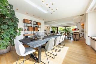 <p>Op een rustige en residentiële locatie, in een doodlopende straat, bevindt zich deze ruime villa op een mooi perceel van ca. 2.088 m².</p>
<p><span>De recent volledig heraangelegde tuin met vijver en zwembad biedt bijzonder veel privacy en vormt een aangename omgeving om in alle rust te genieten.</span></p>
<p><span>Een mooie combinatie van ruimte, privacy en een uitstekende ligging.</span></p>
<h3><span><br />Indeling</span></h3>
<p><strong><span><br />Gelijkvloers</span></strong></p>
<p><span>De royale inkomhal geeft toegang tot de leefruimte, die is ingedeeld in een eetkamer en een salon met open haard en bar.</span></p>
<p><span>De volledig geïnstalleerde keuken is voorzien van alle hedendaags comfort. Zowel vanuit de keuken als de leefruimte geniet men van een mooi zicht op de tuin, die bovendien rechtstreeks toegankelijk is.</span></p>
<p><span>Het overdekte terras sluit dankzij de grote schuiframen mooi aan op de leefruimte en vormt een aangename uitbreiding van het woongedeelte. Hierdoor kan men hier in elk seizoen comfortabel vertoeven.</span></p>
<p><span>Verder beschikt het gelijkvloers over een gastentoilet, een dubbele inpandige garage met aansluitende wasplaats en toegang tot de kelder met stahoogte.</span></p>
<p><strong><span><br />Verdieping</span></strong></p>
<p><span>De overloop geeft toegang tot vijf slaapkamers, waaronder een bijzonder royale hoofdslaapkamer. Twee van de overige slaapkamers zijn voorzien van een eigen lavabo.</span></p>
<p><span>De ruime badkamer beschikt over een dubbele wastafel, ligbad en afzonderlijke douche. Op de nachthal bevindt zich tevens een apart toilet.</span></p>
<p><strong><span><br />Zolder</span></strong></p>
<p><span>De zolderverdieping is bereikbaar via een uitschuifbare trap en biedt, indien gewenst, mogelijkheden tot verdere uitbreiding.</span></p>
<h3><span><br />Tuin</span></h3>
<p><span>De recent heraangelegde tuin geniet van bijzonder veel privacy en is voorzien van een vijver, zwembad en aansluitend zonneterras. De verzorgde tuinaanleg met beregeningssysteem maakt het geheel compleet.</span></p>
<h3><span><br />Bijzonderheden</span></h3>
<p><span>Rustige ligging in een doodlopende straat<br /></span><span>Verwarming op mazout<br /></span><span>Houten ramen met dubbele beglazing<br /></span><span>Overdekt terras<br /></span><span>Recent vernieuwde tuinaanleg met beregeningssysteem<br /></span><span>Zwembad met zonneterras<br /></span><span>EPC-label D – 394 kWh/m² – UC 2597369<br /></span><span>Elektrische installatie niet conform</span></p>
Vg-Wp-Vv-Gvkr-Gmo-Gworg
