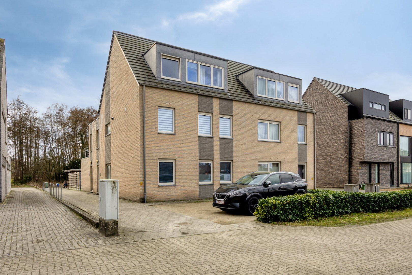 Kleinschalig appartementsgebouw bestaande uit 4 appartementen + 4 carports. - foto 1