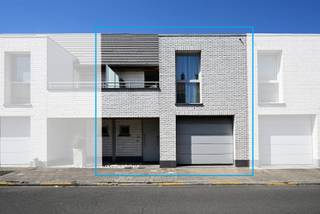 Ruime recente woning in het centrum van Maldegem op 157m² met op het gelijkvloers een inkom (vestiairekast onder trap), gastentoilet, ruime living, open keuken die uitgeeft op tuin en terras. <br />De keuken is voorzien van alle toestellen. <br />Er is tevens een berging en garage met spoelbak en geautomatiseerde poort. <br />Op het verdiep zijn 3 slaapkamers (10m², 10m², 11m²), een ruime badkamer voorzien van lavabomeubel met dubbele lavabo, ligbad, inloopdouche en handdoekradiator. <br />Er is een apart toilet, berging en terras. <br />Op het 2de verdiep bevindt zich een ruime zolderkamer (29m²). <br />De woning heeft een noordwestelijk georiënteerde tuin met terras, dak-, vloer- en muurisolatie, centrale verwarming op aardgas (condensatieketel Vaillant) radiatoren, aluminium ramen voorzien van hoog rendement beglazing, ventilatiesysteem C+.<br /><br />EPC-label A : 100 kWh / (m² jaar) <br />Elektrische keuring : conform tot ...<br /><br />Prijs € 449.000<br /><br />Meer info ? 📞 +32 486 20 67 65 📧 katleen@zakenkantoor-roels.be 🌐 www.zakenkantoor-roels.be.