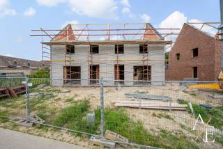 Deze eigendom wordt u te koop aangeboden door Access Estate. Maak vandaag nog jouw afspraak via sms of WhatsApp op 0475 92 30 35.<br /><br />In een rustige, doodlopende straat worden vier moderne halfopen nieuwbouwwoningen gerealiseerd met een open uitzicht op de omliggende velden. Dit betreft de laatste woning te koop!<br /><br />Dit is een unieke woonplek waar rust, ruimte en bereikbaarheid harmonieus samenkomen, met een ideale balans tussen landelijk wonen en dagelijks comfort. <br /><br />- Op het gelijkvloers bevindt zich een lichtrijke leefruimte met open keuken en aparte berging, die naadloos aansluit op de ruime tuin. <br /><br />- De eerste verdieping telt drie volwaardige slaapkamers, een badkamer en een apart toilet. <br /><br />- Daarnaast beschikt deze woning over een volwaardige, in te richten zolderverdieping, perfect als extra slaapkamer, bureau of hobbyruimte.<br /><br />Deze woning wordt gebouwd met hoogwaardige en duurzame materialen.<br />De afwerking kies je volledig zelf: keuken, vloeren en badkamer worden afgestemd op jouw persoonlijke stijl. Zo wordt deze woning écht jouw thuis.<br /><br />Dankzij performante isolatie en duurzame technieken (incl. zonnepanelen) behalen deze woningen een zeer gunstig E-peil. Dat betekent niet alleen een lage energiekost, maar ook een hoog wooncomfort! Een investering die klaar is voor de toekomst.<br /><br />Prijzen exclusief kosten.<br />Verkooprechten van 12% op de grondprijs, en 21% BTW op de constructie en afwerking zijn van toepassing.<br /><br />Benieuwd om jouw droomwoning verder te ontdekken?