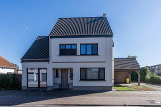 Ruime instapklare woning op een prachtig perceel van 14a60ca.<br /><br />Op zoek naar een ruime instapklare woning met prachtige tuin op een perceel van 14a60ca, dan is deze woning zeker het bekijken waard! De naastliggende doorgang biedt u tevens een weg naar achteren waar er voldoende plaats werd voorzien voor allerhande activiteiten. Ook het clubhuis met de uitgewerkte hottub is hier zeker ook een meerwaarde voor genieters!<br /><br />Indeling gelijkvloers: Inkomhal, zitkamer, eetkamer, bureau, keuken, wasplaats, badkamer en technische ruimte<br />Indeling verdieping: 4 slaapkamers, doorloopkamer en aparte kamer voorzien van spoelbak en WC<br /><br />Verder is de woning voorzien van een compacte voorraadkelder, een vaste trap naar de zolder voor opslag en aan de rechtse zijde van de woning een ruim fietshok.<br /><br />In de tuin hebben we aan de woning een gezellig terras met zicht op de ganse tuin, een serre voor de liefhebber, een poolhouse of clubhuis en een grote hottub. Naast en achter het gebouw is er voldoende ruimte voor activiteiten allerhande. Vooraan naast de woning is er nog een volledig uitgewerkte carport voorzien.<br /><br />Qua ligging zitten we hier binnen de kern van Tongerlo (Westerlo), op wandel- en fietsafstand van de winkels en met een goede verbinding naar de E313. Ook de verschillende schoolgemeenschappen zien hier zeker het vermelden waard.<br /><br />Troeven:<br />- EPC B<br />- Vloerverwarming<br />- Zonnepanelen 5.000kWp<br />- Prachtig terras met poolhouse en hottub<br /><br />Bent u geïnteresseerd en wenst u een bezoek? Bel ons op het nummer 014 58 02 08.