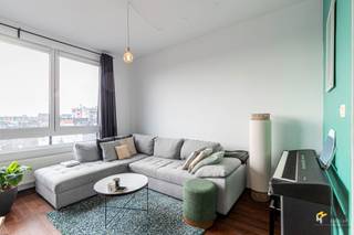 <p><span>Poststraat 21 (3e verd.) - Borgerhout</span></p><p><span> </span></p><p><span>Instapklaar gerenoveerd duplex appartement (69 m²) met 1 slaapkamer en terras (24 m²) in Borgerhout.</span></p><p><span> </span></p><p><span>Op deze opkomende locatie op een boogscheut van Park Spoor Noord geniet je van de nabijheid van de stad, maar bereik je ook snel de snelweg en de stadsrand in slechts enkele minuten. Verplaats je je met bus, tram of trein? Je hebt hier tal van openbare vervoersmogelijkheden op wandel- en fietsafstand en ook aan velo-stations is er geen gebrek.</span></p><p><span> </span></p><p><span>Dit ideale startersappartement bevindt zich op de bovenverdieping van een kleinschalig gebouw met slechts 4 appartementen. Het gebouw werd in 2012 volledig gerenoveerd, waarbij ook het dak en de PVC-ramen vernieuwd werden. De elektriciteit is conform, isolatie van plafonds &amp; buitenmuren en de vaste kosten bedragen slechts €20/maand (verlichting gemene delen; blokpolis apart). Het appartement werd recent nog geschilderd en is doorheen de jaren uitstekend onderhouden, zodat je hier zonder zorgen kan intrekken.</span></p><p><span> </span></p><p><span>Via de aparte inkomhal betreden we de leefruimte met open keuken, samen goed voor een oppervlakte van zo</span><span>’</span><span>n 31 m². Aan de voorzijde geniet je van een open zicht over de omgeving. Achteraan leidt een trap naar beneden, waar je eerst de badkamer passeert en vervolgens uitkomt in de lichtrijke, volwaardige slaapkamer van 16 m². De badkamer (4 m²) is uitgerust met een douchecabine, lavabomeubel, handdoekdroger en toilet, en biedt bovendien ruimte voor een wasmachine.</span></p><p><span>Via een trap in de keuken bereik je de praktische berging, die toegang geeft tot dé absolute troef van dit appartement: het noord-georiënteerde dakterras van maar liefst 24 m²! Tot slot beschikt het appartement nog over een privatieve kelderberging. </span></p><p><span>Ideaal voor starters of als investering: een verzorgd appartement met een terras dat zelden te vinden is. Grijp deze kans!</span></p><p><span>Bewoonbare opp. 69 m² ref.: bruto vloeropp. EPC-certificaat.Voor meer info of een gratis schatting surf naar </span><span><span>www.hansimmo.be</span></span></p><p><span> </span></p><p><span> </span></p>