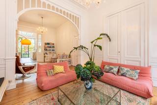 Prachtig gerenoveerd herenhuis met tuin in het hart van Zurenborg.<br /><br />In het hart van Zurenborg, op slechts enkele passen van de Dageraadplaats en de Draakplaats, bevindt zich dit uitzonderlijk gerenoveerde herenhuis met ca. 6 m gevelbreedte en een bijzonder zonnige stadstuin. Een woning waar authenticiteit, licht en verfijning samenkomen.<br /><br />Achter de statige gevel opent zich een elegante leefwereld: hoge plafonds, originele details, warme materialen en een gashaard die meteen de toon zet. De recent volledig vernieuwde leefkeuken vormt het kloppend hart van de gezinswoning — een royale ruimte met centraal kookeiland, maatwerk in hout en grote raampartijen die de tuin naar binnen trekken. De brede harmonicadeur laat leefruimte en tuin naadloos in elkaar overvloeien, ideaal voor gezinnen die licht, ruimte en verbondenheid zoeken.<br /><br />Op de tussenverdieping wacht een stijlvolle badkamer met dubbele wastafel, ligbad, douche en een volwaardige inloopdressing. De eerste verdieping biedt twee ruime slaapkamers, beide met vernieuwde ramen en een serene sfeer.<br /><br />De masterverdieping boven is een privé-suite op zich, met een ensuite badkamer voorzien van inloopdouche, ligbad, toilet en dubbele wastafel. Rust, comfort en discretie komen hier perfect samen.<br /><br />Extra troeven<br />- Ca. 6 m gevelbreedte — zeldzaam in Zurenborg<br />- Alle ramen recent vernieuwd<br />- Hoogwaardige renovatie: keuken & badkamers volledig vernieuwd<br />- Zonnige, groene stadstuin met maximale privacy<br />- Ruime kelder, ideaal voor stockage<br />- Dak geïsoleerd (gunstige EPC)<br />- Sublieme locatie in een rustige, kindvriendelijke straat vlakbij pleinen, scholen en openbaar vervoer