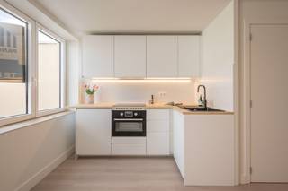 Gerenoveerd appartement met slaapkamer en EPC label B op het tweede verdiep in centrum Wenduine. Kleine residentie waardoor geen gemeenschappelijke kosten. Op slechts enkele stappen van zee, winkels en het bruisende centrum, combineert dit appartement comfort, kwaliteit en een topligging aan de Belgische kust. De indeling is als volgt: woonkamer met open geïnstalleerde keuken, badkamer (wastafel, douche en toilet) en slaapkamer. Extra berging met mogelijkheid tot het plaatsen van wasmachine. Geen lift aanwezig.<br /><br />Dankzij zijn instapklaar karakter is dit de ideale woonplek voor wie op zoek is naar een tweede verblijf, investering of gezellige thuisbasis aan zee.<br /><br />Voor meer informatie of een bezoek ter plaatse contacteer Gaëlle op het nummer 0479 17 17 17
