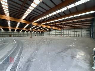 Dit magazijn, geniet een strategische ligging in de haven van Gent, met directe toegang tot de <strong>R4 </strong>en op slechts 10 minuten rijden van de <strong>N9</strong>.<br /><br />Dit magazijn is gesloten en heeft een vrije hoogte van 7 tot 9 meter en biedt uitgebreide mogelijkheden voor opslag en logistieke operaties. 2 Sectionale poorten, lichtstraten zorgen voor een overvloed aan natuurlijk licht, wat bijdraagt aan een aangename en efficiënte werkomgeving. <br /><br />Voor meer informatie of om een vrijblijvend plaatsbezoek te plannen, kunt u contact opnemen met<strong> PANORAMA B2B</strong> via <strong>0477 02 09 02</strong>.