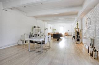 Situé au centre de Molenbeek-Saint-Jean, à la Rue des Carpes 49, magnifique loft à vendre de ± 200 m² au troisième étage d'une ancienne brasserie.L'appartement comprend :- hall d'entrée avec vestiaire et rangement,- salon très spacieux, - cuisine ouverte entièrement équipée,- une chambre à coucher avec coin dressing,- un espace de bureau,- terrasse de ± 3 m²,Autres caractéristiques :- faibles charges dans l'immeuble - pas de syndic,- PEB : C-, 149 kWh/ (m²/an),- électricité conforme,- officiellement "lot modulable".