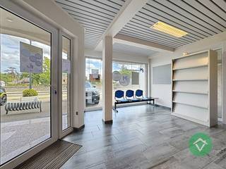Deze kantoorruimte heeft een bruikbare oppervlakte van 63 m² en bestaat uit: ontvangstruimte - werkruimte - vergaderruimte - keuken - toilet.