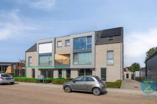 <p><strong>Instapklaar gelijkvloers appartement met ruim terras, autostaanplaats en kelderberging</strong></p>
<p>Comfortabel wonen op een praktische locatie? Dit verzorgde gelijkvloerse appartement combineert een doordachte indeling met alle hedendaagse wooncomfort en vormt de ideale thuisbasis voor zowel starters, alleenstaanden als senioren.</p>
<p>Bij het binnenkomen wordt u verwelkomd in de aangename leefruimte met open ingerichte keuken. De grote raampartijen zorgen voor een mooie lichtinval en creëren een ruimtelijk gevoel. Aansluitend bevindt zich een praktische berging met de cv-installatie en extra opbergruimte.</p>
<p>Het appartement beschikt over een ruime slaapkamer en een volledig uitgeruste badkamer voorzien van een lavabomeubel, ligbad en afzonderlijke douche. Daarnaast is er een apart gastentoilet aanwezig.</p>
<p>Het royale terras ligt aan de voorzijde van het appartement.</p>
<p>Ook aan praktisch comfort werd gedacht met een privatieve kelderberging, een ondergrondse autostaanplaats en een lift in het gebouw.</p>
<p>Met een bewoonbare oppervlakte van circa 60 m² biedt dit appartement een uitstekende combinatie van comfort, onderhoudsgemak en functionaliteit. Bovendien vormt het dankzij de aantrekkelijke indeling en beperkte onderhoudskosten eveneens een interessante investering voor verhuur.</p>
<p><strong>Troeven</strong></p>
<p>✔ Gelijkvloers appartement<br />✔ Bewoonbare oppervlakte ca. 60 m²<br />✔ Lichtrijke leefruimte met open keuken<br />✔ Ruime slaapkamer<br />✔ Badkamer met ligbad en douche<br />✔ Apart toilet<br />✔ Praktische berging<br />✔ Ruim zonnig terras<br />✔ Ondergrondse autostaanplaats inbegrepen<br />✔ Privatieve kelderberging<br />✔ Lift aanwezig<br />✔ Interessant als eigen woonst én als investering</p>
<p><strong>Bent u op zoek naar een comfortabel appartement waar u meteen kunt intrekken? Contacteer ons vandaag nog voor een bezoek ter plaatse.</strong></p>