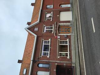 <p>Recente gesloten bebouwing in Zonnebeke met tuin en vlotte bereikbaarheid.</p>
<p> </p>
<p>Deze woning gerenoveerd in 2022 combineert hedendaags wooncomfort met een praktische indeling en een gunstige ligging nabij belangrijke invalswegen. Het huis biedt een aangename leefomgeving voor gezinnen of koppels die op zoek zijn naar een instapklare woning in West-Vlaanderen. Dankzij de recente bouw geniet u van modern comfort en een eigentijdse uitstraling. De woning beschikt over drie slaapkamers, een tuin en een garage, wat zorgt voor extra ruimte en gebruiksgemak.</p>
<p> </p>
<p>Belangrijkste ruimtes:<br />• Woonkamer met aangename leefruimte en veel mogelijkheden voor een gezellige inrichting<br />• Bureel geschikt als thuiswerkplek of hobbyruimte<br />• Functionele badkamer<br />• 3 slaapkamers met ruimte voor gezin, logees of bureau<br />• Berging voor extra stockage en praktische organisatie<br />• Garage met plaats voor wagen en fietsen<br />• Tuin waar u kan genieten van rust en buitenleven<br />• Zolder met extra opbergmogelijkheden<br />• 2 toiletten voor extra comfort</p>
<p> </p>
<p>Troeven:<br />• Recente woning<br />• Tuin en garage aanwezig<br />• Gunstige ligging nabij invalswegen</p>
<p> </p>
<p>Neem vandaag nog contact op voor meer informatie of een bezoek.</p>
<p> </p>
<p>JOUW DROOMHUIS. ZO GEVONDEN!</p>