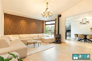 <p><span>Bent u op zoek naar een ruime, instapklare en volledig gerenoveerde gezinswoning met zwembad? Dan is deze woning zeker iets voor u! Deze prachtige woning is gelegen in de Goedetijdstraat te Hoboken en combineert ruimte, comfort en een uitstekende ligging. Met een bewoonbare oppervlakte van 157,6 m² op een perceel van 305 m² beschikt deze woning over maar liefst 5 slaapkamers, 2 badkamers, 2 woonkamers, een garage en een aangename buitenruimte met zwembad. Dankzij de centrale ligging bevinden winkels, scholen, openbaar vervoer en belangrijke invalswegen zich op korte afstand.</span></p><p><span>Grootste troeven:</span></p><ul><li><span>Volledig recent gerenoveerd</span></li><li><span>5 volwaardige slaapkamers</span></li><li><span>2 badkamers</span></li><li><span>2 ruime woonkamers</span></li><li><span>Zwembad aanwezig</span></li><li><span>Garage</span></li><li><span>Instapklare woning met veel mogelijkheden</span></li></ul><p><span>Indeling:</span></p><ul><li><span>GVL: Via de inkomhal betreden we de ruime eerste leefruimte met aansluitend een eetruimte en de volledig geïnstalleerde keuken. Verder beschikt het gelijkvloers over een tweede gezellige woonkamer, een tuin en het zwembad, een badkamer en toegang tot de garage.</span></li><li><span>V1: Op de eerste verdieping bevinden zich drie volwaardige slaapkamers en een moderne badkamer uitgerust met alle comfort.</span></li><li><span>V2: De bovenste verdieping biedt bijkomend 2 slaapkamers die perfect kunnen dienen als kinderkamer, bureau of hobbyruimte.</span></li></ul><p><span>Deze woning is ideaal voor grote gezinnen of voor wie op zoek is naar extra ruimte en comfort in een rustige maar centrale omgeving.</span></p><p><span>Voor meer informatie kan u terecht bij Area Partners: <span>Info@area.be</span></span><span> of 03/284.60.60</span></p>