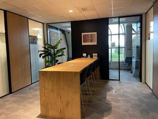 Modulair werken op een inspirerende locatie in Business-center d'Offiz te Turnhout. <br />Gelegen aan de Parklaan (Ring Turnhout) in een kantoorgebouw van 3200 m². <br /><br />Unit 156m²: privatief kantoor van 78m² + deel 50% gemeenschappelijke ruimte – dienstencontract van 40% huur en 60% diensten + BTW op basis van 2 personen.<br /><br />Nettohuur enkel is ca. 78 €/m² <br /><br />Volgens het dienstencentrum principe en ter beschikking + BTW<br />Detailprijs op aanvraag afhankelijk van 3 factoren:<br />- flexibiliteit<br />- aantal m²<br />- aantal personen<br /><br />www.doffiz.com