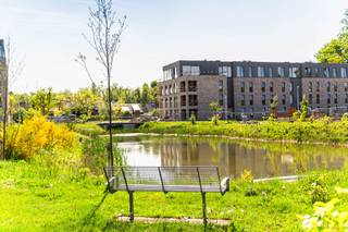 Deze moderne nieuwbouwwoning in De Kom in Leopoldsburg bevindt zich op een rustige ligging vlakbij de jachthaven, met aangename zichten op het water en een open, groen karakter.<br /><br />Met een bewoonbare oppervlakte van ca. 175 m² beschikt de woning over een ruime en lichtrijke leefruimte met open keuken, drie volwaardige slaapkamers en een nette badkamer. Dankzij de grote raampartijen geniet u van een mooie lichtinval en een directe connectie met het terras en de tuin van 23,51 m², ideaal om in alle rust te ontspannen.<br /><br />De woning is afgewerkt met kwalitatieve, moderne materialen en werd energiezuinig gebouwd, wat zorgt voor hedendaags comfort en een duurzaam karakter. In combinatie met de vlotte bereikbaarheid en de nabijheid van winkels, scholen en ontspanning, maakt dit deze woning bijzonder geschikt voor wie op zoek is naar instapklaar wooncomfort op een aangename locatie aan het water.