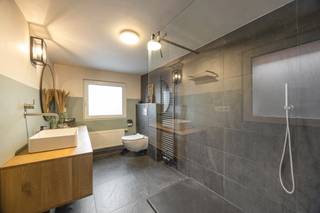 <h3>TE RENOVEREN WONING MET 3 SLAAPKAMERS, GARAGE, TUIN EN ENERGIE-INVESTERINGEN</h3>
<ul>
<li>
<p>Gesloten bebouwing in <strong>Niel</strong> met 3 mogelijke slaapkamers, garage en <strong>Z-tuin</strong></p>
</li>
<li>
<p><strong>Geen renovatieverplichting</strong></p>
</li>
<li>
<p>EPC <strong>116 kWh/m²/jaar (2026)</strong> tegenover 361 kWh/m²/jaar in 2013</p>
</li>
<li>
<p>Reeds aanzienlijke investeringen uitgevoerd; verdere renovatie mogelijk <strong>volgens eigen tempo en budget</strong></p>
</li>
</ul>
<h3><br />INDELING</h3>
<p><strong>Gelijkvloers:</strong> inkomhal, ruime woonkamer & zitkamer, volledig uitgeruste keuken met kookplaat, vaatwasser, spoelbak, koelkast, oven, microgolfoven en koffiemachine, voorraadkamer en badkamer met inloopdouche, lavabo en toilet.</p>
<p><strong>1e verdieping:</strong> nachthal, 2 slaapkamers en toilet.</p>
<p><strong>2e verdieping:</strong> onafgewerkte zolder met mogelijkheid tot inrichting van een <strong>3e slaapkamer</strong>, bureau of hobbyruimte.</p>
<p>Verder: garage, Z-tuin en <strong>buitenterras heraangelegd in 2022</strong>.</p>
<h3><br />REEDS AANZIENLIJKE INVESTERINGEN</h3>
<p>De eigenaars investeerden de voorbije jaren reeds <strong>€ 80.000</strong> in energieverbeterende en structurele werken:</p>
<ul>
<li>
<p><strong>Dakrenovatie juni 2025:</strong> ca. € 32.000</p>
</li>
<li>
<p><strong>Warmtepomp:</strong> ca. € 15.000</p>
</li>
<li>
<p><strong>12 zonnepanelen van 445 Wp:</strong> ca. € 7.500</p>
</li>
<li>
<p><strong>Thuisbatterij 10 kWh:</strong> ca. € 6.500</p>
</li>
<li>
<p><strong>Badkamer en achterbouw gerenoveerd in 2019:</strong> ca. € 18.000</p>
</li>
<li>
<p><strong>Terras aangelegd/heraangelegd in 2022</strong></p>
</li>
<li>
<p>PVC-ramen: dubbele hoogrendementsbeglazing</p>
</li>
<li>
<p>Elektrische installatie <strong>conform</strong></p>
</li>
<li>
<p>Parket voor 1e en 2e verdieping (waarde ca. € 7.000) reeds aangekocht en klaar voor plaatsing</p>
</li>
</ul>
<p>Facturen van de uitgevoerde investeringen zijn beschikbaar.</p>
<h3><br />ENERGIE</h3>
<p>Het EPC verbeterde van <strong>361 kWh/m²/jaar (2013) naar 116 kWh/m²/jaar (2026)</strong>.</p>
<p>De woning beschikt over een warmtepomp, 12 zonnepanelen van 445 Wp en een thuisbatterij van 10 kWh. Hoewel de gasleidingen nog aanwezig zijn, wordt er geen gas meer verbruikt.</p>
<p>Volgens de huidige voorschotfacturen daalden de maandelijkse energiekosten van ca. <strong>€ 201</strong> (gas+elektriciteit) naar ca. <strong>€ 72</strong> (elektriciteit).</p>
<h3><br />NOG AF TE WERKEN</h3>
<p>De woning is <strong>grotendeels instapklaar</strong>, maar vraagt nog renovatie- en afwerkingswerken. De geschatte kostprijs bedraagt ongeveer <strong>€ 75.000</strong>.</p>
<p>Geen renovatieverplichting = de koper kan renovatiewerken <strong>gefaseerd uitvoeren volgens eigen tijdspanne, prioriteiten en budget</strong> en de woning zo stap voor stap naar eigen smaak afwerken.</p>
<p>De onafgewerkte zolder biedt bijkomend potentieel voor: 3e slaapkamer, bureau of hobbyruimte.</p>
<h3><br />TRANSPARANTE VERKOOP</h3>
<p>Alle noodzakelijke verkoopdocumenten zijn beschikbaar. Facturen, attesten en andere documenten kunnen tijdens een bezoek ter inzage worden voorgelegd.</p>
<p><strong>Plannen, foto's en virtuele rondleiding:</strong><br />https://360tool.immotools.be/sterckx/384/931/</p>
<h3><br />PRIJS</h3>
<p><strong>Bieden VANAF € 310.000. </strong>Elk bod wordt ter goedkeuring voorgelegd aan de eigenaars. De vermelde prijs is een <strong>“bieden VANAF”-prijs</strong> en vormt geen automatisch aanvaardbare verkoopprijs.</p>
<p>Een woning voor wie ruimte, garage, tuin en reeds uitgevoerde investeringen combineert met de vrijheid om de resterende renovatie <strong>op eigen tempo en volgens eigen budget</strong> aan te pakken. Ideaal als een startend koppel of een handige koper die stap voor stap naar eigen smaak en volgens het eigen budget wil werken.</p>