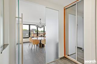In het hart van Kontich, op een rustige ligging achter het gemeentehuis, bevindt zich dit uitzonderlijk ruime dakappartement van maar liefst 209m2.  Winkels, scholen en openbaar vervoer liggen op wandelafstand en ook de E19 richting Antwerpen en Brussel is in slechts enkele minuten bereikbaar.<br /><br />Het appartement is verdeeld over de twee bovenste verdiepingen van een verzorgd gebouw met lift.  Via de inkomhal met vestiairekast en apart gastentoilet kom je binnen in de lichtrijke eetruimte met aansluitend de volledig ingerichte keuken.  De royale leefruimte met open vide geeft rechtstreeks toegang tot het aanpalende zuid gericht terras (23m2).<br /><br />Op de bovenste verdieping bevinden zich 4 volwaardige slaapkamers, een moderne badkamer met inloopdouche en een tweede zuid gericht terras dat aansluit op twee slaapkamers en de badkamer.<br /><br />Bij het appartement hoort een autostaanplaats op de achterliggende parking.  Als extra kan er een dubbele garagebox aangekocht worden.<br /><br />Extra troeven:  bouwjaar 2001, gunstig EPC, gepantserde toegangsdeur, videofonie, twee bergingen, automatische rolluiken, conforme elektrische installatie, recente verwarmingsketel (ATAG), ….<br /><br />Heb je na het bekijken van de foto’s en de virtuele tour nog bijkomende vragen of kom je graag ter plaatse op ontdekking? Bel Nico op 0475/509209<br /> 