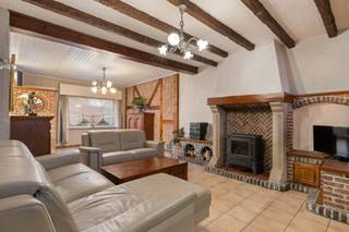 Ben je op zoek naar een ruime woning met gezellige tuin? GEVONDEN!!!<br />De nabijheid van het station Heizijde, scholen, winkels & horeca vullen de lijst van pluspunten Verder aan. Vanuit de woning ben je op slechts 30min in Brussel.<br /><br />Deze woning kenmerkt op de benedenverdieping de ruime woonkamer met eetplaats, de garage met automatische poort, de keuken (oven, ker. kookplaat, koelkast, 1,5 spoelbak), het apart toilet en de badkamer met enkele wastafel in meubel en douche.<br />Op de eerste verdieping zijn er 3 slaapkamers (1 met dressing) aanwezig. Verder is er nog een droge kelder en een extra berging aanwezig.<br /><br />TROEVEN IN EEN NOTENDOP:<br /> - TOPPER in zijn prijsklasse!<br /> - Ook mogelijk als investering!<br /> - Zonnepanelen (met groenestroomcertificaten)!<br /> - Uitstekende locatie!<br /> - Parkeermogelijkheden!<br /> - Gezellige tuin!<br /><br />Meer informatie/een bezoek? Maak eenvoudig jouw afspraak op WWW.WOONVAST.BE of contacteer Jonas op 0468 19 11 62 of via jonas@woonvast.be