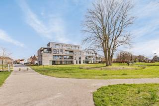 Deze prachtige penthouse met rondom rond terrassen kijkt uit over het mooi aangelegde park met vijver. Een ideaal appartement voor wie rust wenst te combineren met een optimale bereikbaarheid. <br />Op wandelafstand van het centrum gelegen, in het park, maar toch vlot bereikbaar met de autosnelweg. Dichtbij Varsenare, dichtbij Brugge en de kust. Een centrale groene rustige ligging. <br /><br />Kies mee de finale afwerking van vloeren, sanitair en keuken, en maak van deze penthouse jouw perfecte thuis. <br /><br />Indeling: inkomhal met vestiaire en handige berging. Apart toilet met lavabo. Toegang naar de open leef- en eetruimte met keuken. <br />Aan de andere zijde bevinden zich 2 slaapkamers en 1 badkamer. <br />Iedere ruimte geeft toegang naar het uitzonderlijk zonovergoten terras met ruime terrasberging. <br />Extra: screens <br />Extra: zonnepanelen<br /><br />Geniet bovendien van 5 jaar lang 100% korting op jouw onroerende voorheffing dankzij de energieperformantie van deze penthouse. <br />Een unieke kans. <br /><br />Geniet van het comfort van ondergronds parkeren, vanaf €31 000 excl. kosten of opteer voor een ruime garagebox met aansluitende berging. Ontdek de mogelijkheden tijdens onze opendeurdag of tijdens een individueel bezoek ter plaatse. <br /><br />Voor meer informatie, contacteer Margaux op margaux@vestadevelopment.be of op het rechtstreeks nummer 0479 61 53 82