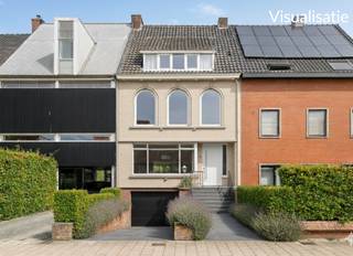 Ruime, te renoveren gezinswoning met 4 slpks, garage en tuin op gunstige ligging.4 slaapkamers | 197 m² bewoonbaar | Volledig...