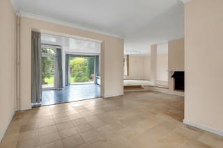 <div>
<div>
<div>
<div>
<p>Deze ruime woning is gelegen op een van de meest gegeerde locaties van Linkeroever. De oorspronkelijke structuur dateert van 1961 en biedt een solide basis om te verbouwen tot een stijlvolle en hedendaagse gezinswoning. Een absolute troef is de prachtige, zuidwest georiënteerde tuin, een oase van rust en groen, ideaal om te genieten van zon en privacy. Indeling: Via de inkomhal bereikt men de lichtrijke leefruimte met open haard en grote raampartijen die zorgen voor een overvloed aan natuurlijk licht en een mooi zicht op de tuin. Aansluitend bevindt zich ook de keuken. Op de eerste verdieping bevinden zich drie ruime slaapkamers en een badkamer. De bovenste verdieping is volledig ingericht en beschikt over een extra badkamer en een terras. Dankzij de aparte toegang is deze ruimte ideaal als vierde slaapkamer, gastenverblijf of polyvalente ruimte. Verder beschikt de woning over een ruime kelderverdieping en een inpandige garage. Met zijn uitstekende ligging, ruime bewoonbare oppervlakte en grote tuin biedt deze woning de ideale basis om volledig naar eigen smaak en wensen in te richten.</p>
</div>
</div>
</div>
</div>
<div>
<div>
<div><span>Gelegen op Linkeroever op wandelafstand van het Sint Annastrand. U woont hier op een ideale uitvalshoek voor rust en ontspanning na een bruisend bezoek aan de stad.<br /><br />EPC: C - Vg, Wg, Gmo, Gvkr, Gvv - P + G score: B<br /></span></div>
</div>
</div>