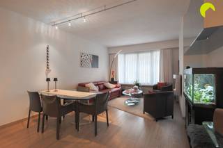 Op een centrale locatie in Edegem bieden wij u dit gerenoveerd gelijkvloers appartement (75m²) aan met 1 slaapkamer, een grote bergkelder (10m²)...