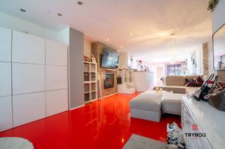 Uitstekend gelegen, volledig vernieuwde woning op een boogscheut van het centrum van Roeselare.De woning bestaat uit:Gelijkvloers: inkomhal - ruime,...