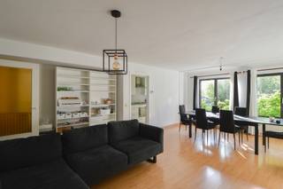 <h2>Ruim appartement met twee slaapkamers en terras in Brasschaat</h2>
<p>Dit aangename en lichtrijke appartement is gelegen op de <strong>eerste verdieping</strong> van een kleinschalig gebouw aan de Lage Kaart in Brasschaat.</p>
<p>Het appartement wordt momenteel verder opgefrist. De <strong>ramen worden vernieuwd</strong> en het geheel wordt<strong> opgeschilderd</strong>, zodat het appartement verzorgd aan de nieuwe huurder kan worden aangeboden.</p>
<p>De woning beschikt over een ruime leefruimte, twee slaapkamers en een bijzonder aangenaam <strong>terras van ca. 25 m²</strong>, dat bereikbaar is via één van de slaapkamers.</p>
<h3>Indeling</h3>
<p>Inkomhal met toegang tot de verschillende ruimtes.</p>
<p>Ruime en lichtrijke leefruimte met voldoende plaats voor een gezellige zit- en eethoek.</p>
<p>Keuken aansluitend aan de leefruimte en voorzien van de nodige toestellen.</p>
<p>Twee volwaardige slaapkamers.</p>
<p>Eén van de slaapkamers geeft rechtstreeks toegang tot het ruime terras.</p>
<p>Terras van ca. <strong>25 m²</strong>, ideaal om in alle rust van de buitenruimte te genieten.</p>
<p>Badkamer met bad/douche, lavabo.</p>
<p>Praktische bergruimte.</p>
<h3>Troeven</h3>
<p>Gelegen op de <strong>eerste verdieping</strong> van een kleinschalig gebouw.</p>
<p>Ruime en lichtrijke leefruimte.</p>
<p><strong>Twee slaapkamers.</strong></p>
<p>Zeer ruim <strong>terras van ca. 25 m²</strong>.</p>
<p>Nieuwe ramen worden momenteel geplaatst.</p>
<p>Het appartement wordt volledig<strong> opgeschilderd</strong>.</p>
<p>Verwarming op aardgas.</p>
<p><strong>Maandelijkse vaste kost: € 35 voor het onderhoud en gebruik van de gemeenschappelijke gang.</strong><span></span></p>
<p><strong>Waterverbruik:</strong> het waterverbruik wordt afzonderlijk als maandelijks voorschot aan de eigenaar betaald. <strong>Eénmaal per jaar wordt het werkelijke verbruik op basis van de tussenmeter afgerekend</strong>, waarna het eventuele verschil wordt terugbetaald of bijbetaald.</p>
<h3>Praktische informatie</h3>
<p>De ingaande plaatsbeschrijving wordt uitgevoerd door een extern expertisebureau en bedraagt <strong>€ 250 inclusief 21% btw</strong>.</p>
<p>Bij het einde van de huur wordt opnieuw een plaatsbeschrijving uitgevoerd door hetzelfde expertisebureau voor een bedrag van <strong>€ 181,50 inclusief 21% btw</strong>.</p>
<p>De huurwaarborg bedraagt <strong>drie maanden huur</strong> en wordt gevestigd op een geblokkeerde rekening bij <strong>Korfine</strong>.</p>
<p>Een aangenaam appartement voor wie op zoek is naar <strong>ruimte, twee slaapkamers en vooral een royale private buitenruimte</strong> op een gunstige locatie in Brasschaat.</p>
<p><strong>Interesse? Contacteer ons via 03 535 12 75 voor meer informatie of een bezoek.<br /><br />Bewoonbare oppervlakte: de vermelde bewoonbare oppervlakte is gebaseerd op de bruikbare vloeroppervlakte zoals opgenomen in het EPC.<br /></strong></p>
